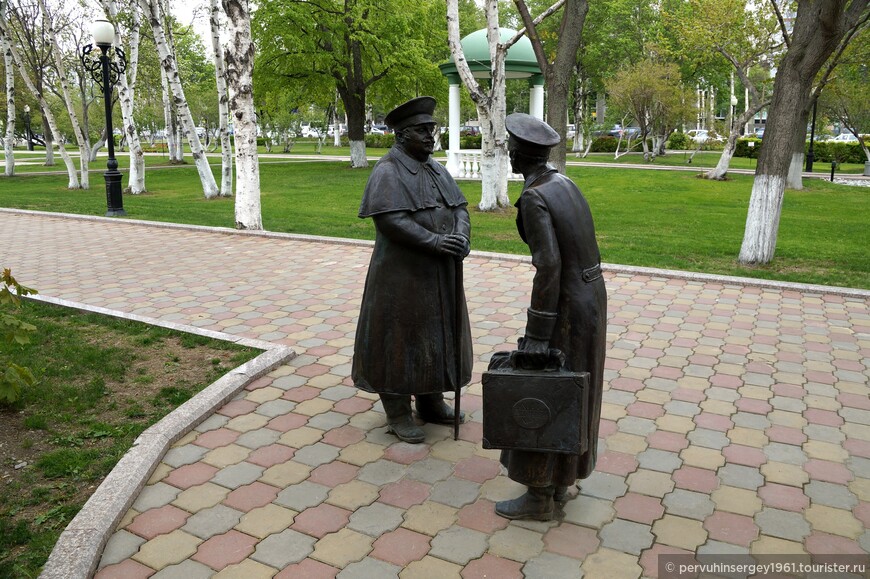 Скульптурная композиция Толстый и тонкий около Чехов-центра. 