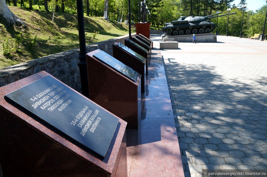 Верхняя площадка мемориала в честь советских воинов, погибших в боях за освобождение Южного Сахалина и Курильских островов (2015)