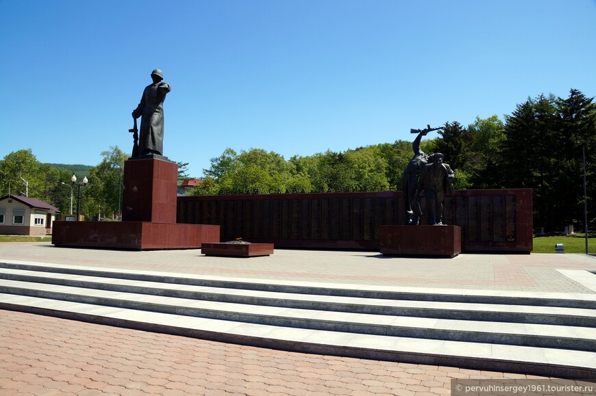 Мемориал в честь советских воинов, погибших в боях за освобождение Южного Сахалина и Курильских островов (1980)