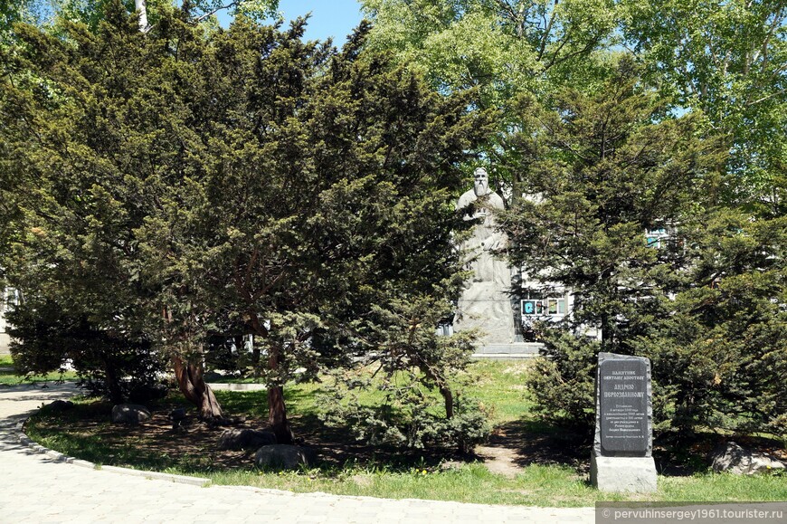 Памятник Андрею Первозванному, вид с Коммунистического проспекта
