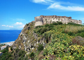 Милаццо — его замок и пляжи (Сицилия)