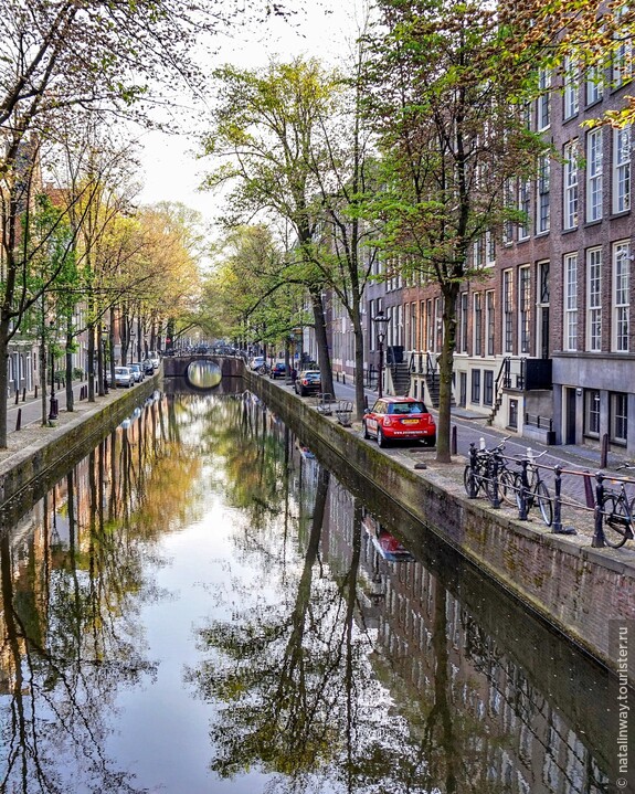 Амстердам часто называют Северной Венецией. В  городе 1200 мостов, а протяженность всех каналов достигает 100 километров.