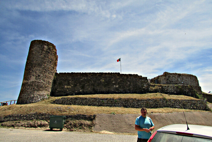 Замок Алжезур достаточно древний. Он был построен маврами в середине Х века.  В 1249 г.  крепость была захвачена рыцарями ордена Сантьяго. Это было последнее мавританское укрепление в провинции Алгавре. С его падением реконкиста на этой земле закончилась.
