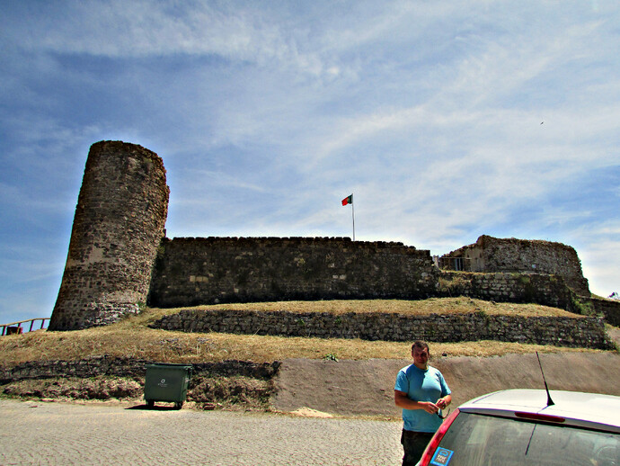 Замок Алжезур достаточно древний. Он был построен маврами в середине Х века.  В 1249 г.  крепость была захвачена рыцарями ордена Сантьяго. Это было последнее мавританское укрепление в провинции Алгавре. С его падением реконкиста на этой земле закончилась.
