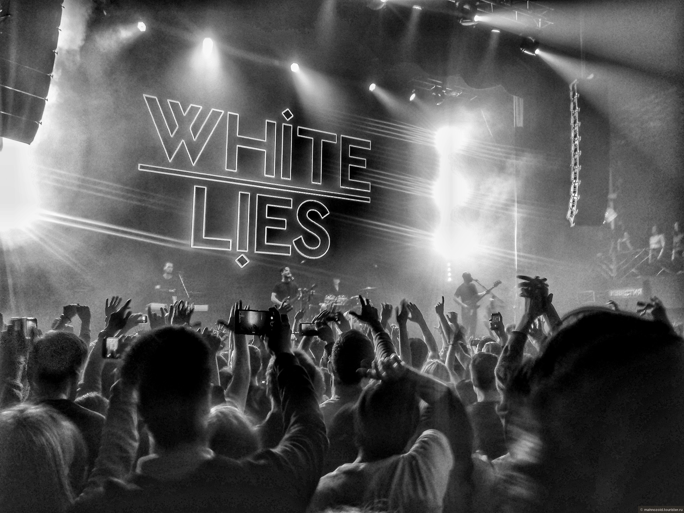 Концерт на английском языке. White Lies Live. Концерт на английском. Концерт по англ фото. Концерт белый цвет.