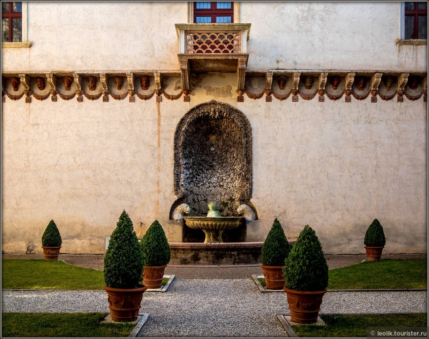 Ренессансный дворик палаццо Буонконсильо.