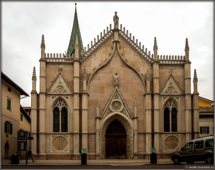 Церковь Сан-Пьетро и Паоло. Её возвели в период с 1465 по 1485 годы на месте старинного романского храма.