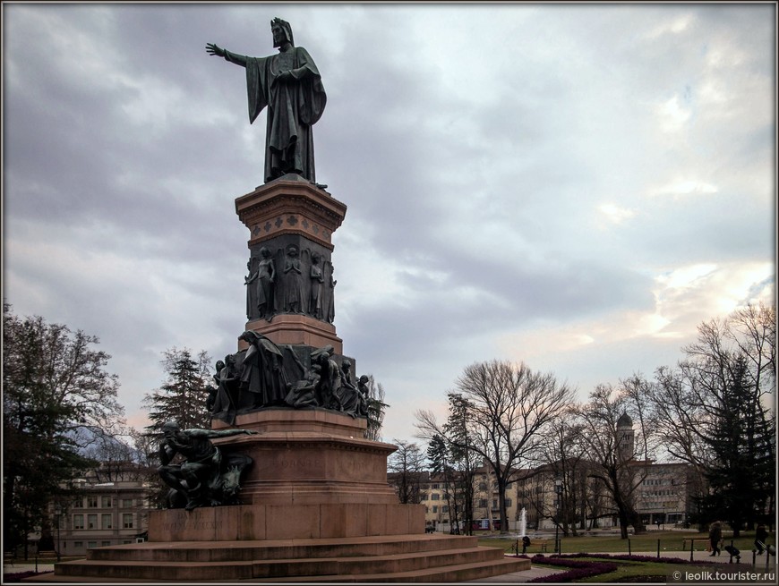 Памятник построен по-проекту флорентийского скульптора Чезаре Дзокки. В 1893 году был заложен первый камень. Торжественное открытие памятника состоялось 11 октября 1896 года.