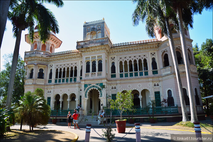 Дворец Валье был построен в 1913-1917 для одного из самых богатых торговцев сахаром на Кубе. Это самое оригинальное здание Сьенфуэгоса: в его общем облике и декоре причудливо сочетаются различные архитектурные стили с преобладанием мудехара. Фасад украшен тремя башнями и террасой, которая открыта для посетителей. Доступен для посещения и весь дворец в целом, ведь здесь теперь располагается ресторан.