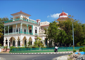 Самое красивое здание Пунты - Дворец Валье (Palacio de Valle), в стиле мудехар.