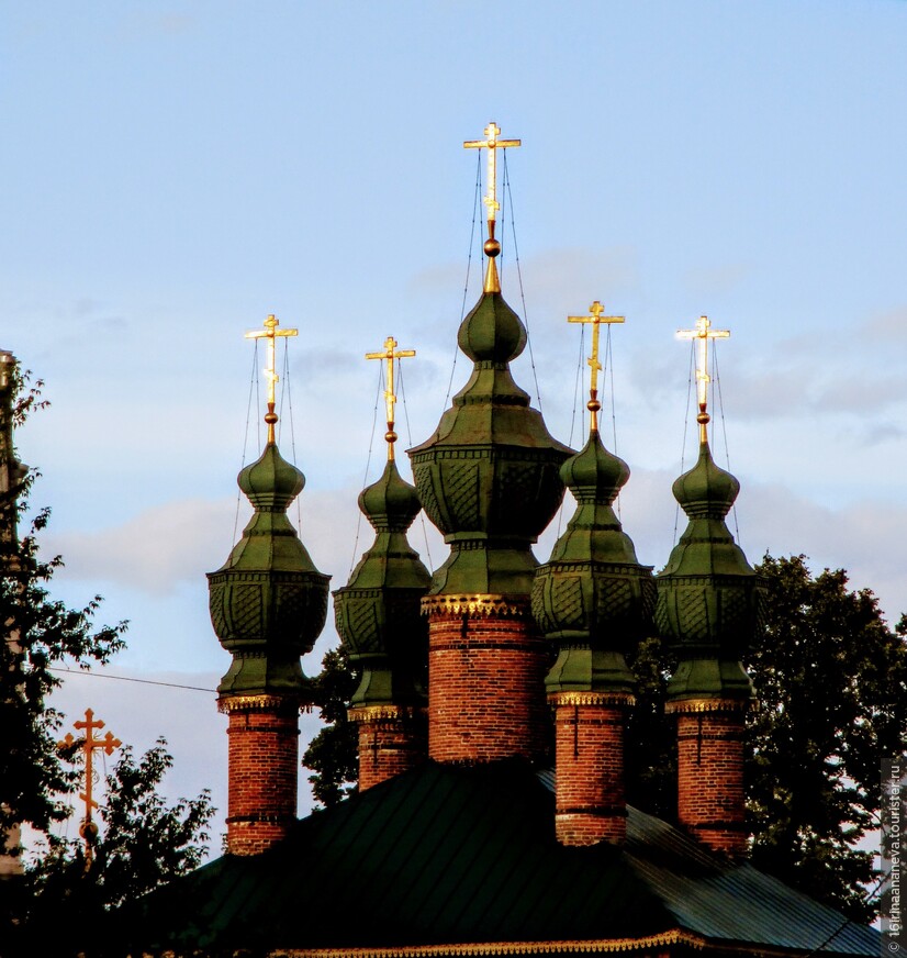 Есть городов в России много, но Ярославль я люблю, за то, что просто в нём живу