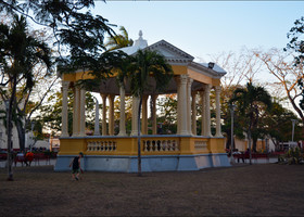 В  центре парка установлен беседка-ротонда, в которой  обычно располагаются музыканты.