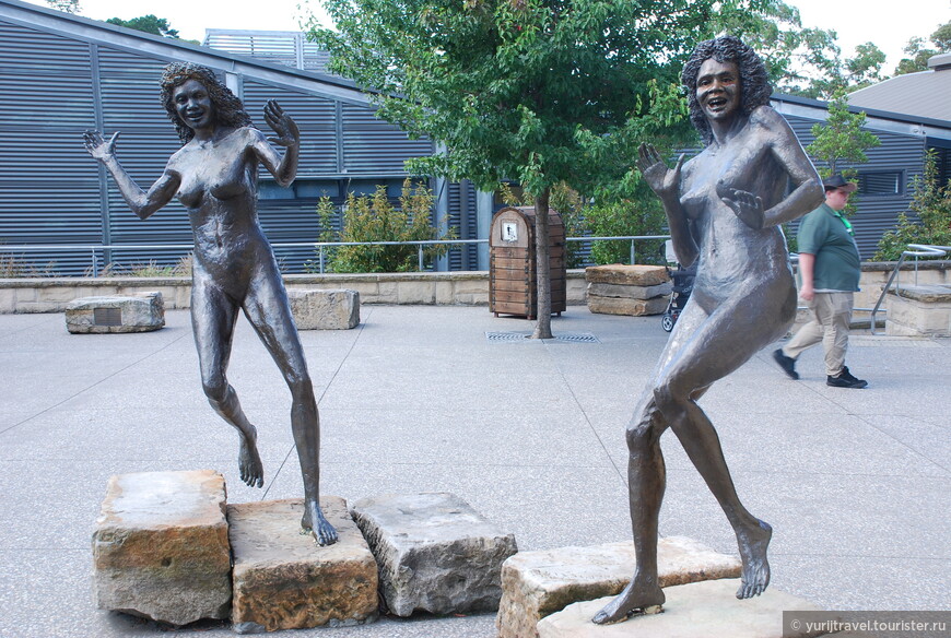 Скульптуры еще двух сестер