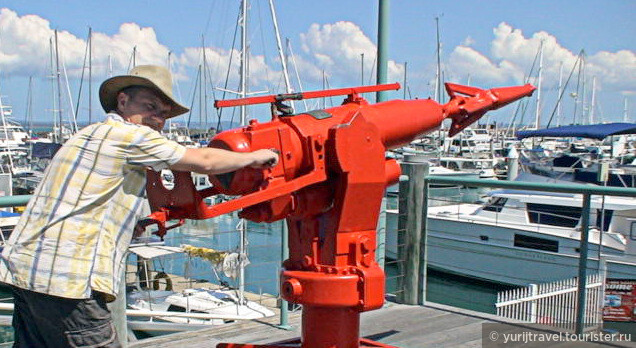 Пушка-гарпун для китобойного судна на причале Харви Бей