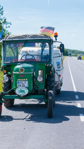 Немецкий пенсионер на тракторе проехал больше двух тысяч километров из Германии в Санкт-Петербург