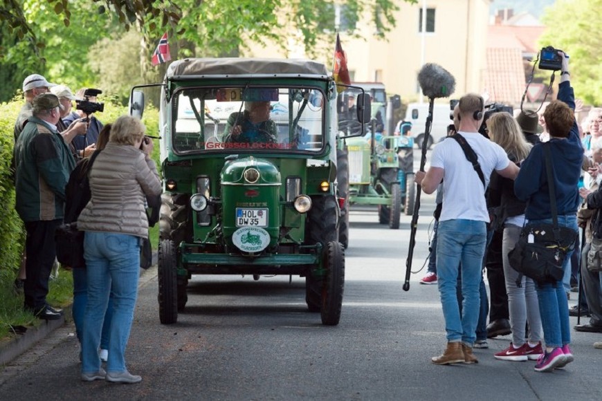 Немецкий пенсионер на тракторе проехал больше двух тысяч километров из Германии в Санкт-Петербург