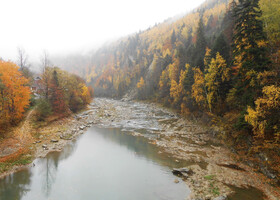 Долина реки Прут в районе Яремче очень живописна.