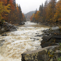 Самый доступный водопад на реке Прут - Пробий, или Пробой. Чуть подальше расположен водопад Девичьи слёзы. Не Швейцария, но очень красиво!