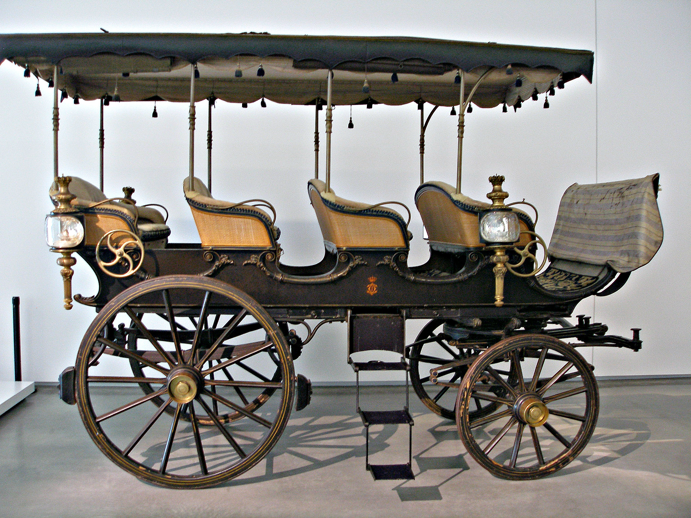 Повозка 6 букв сканворд. Шарабан повозка. Шарабан 19 век Россия. Музей карет в Лиссабоне. Шарабан экипаж конный.