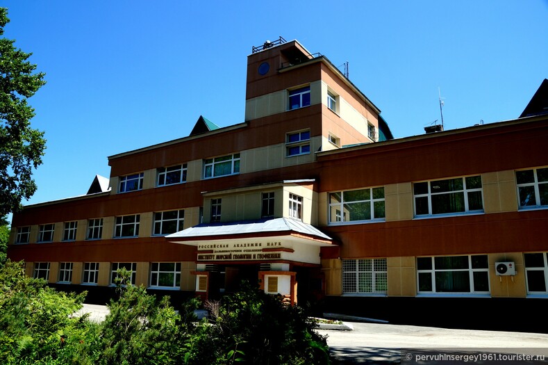 Институт морской геологии и геофизики, находится в здании Центральной технической лаборатории губернаторства Карафуто (1933)