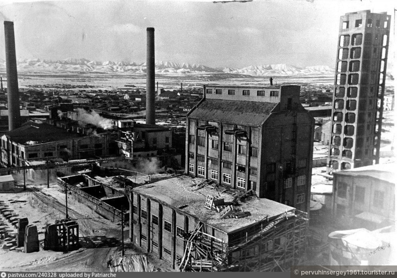 Бумагоделательный завод Одзи Сейси (1917) в Тойохара. Источник: https://pastvu.com/_p/a/8/i/6/8i6tz9zc8fcq62a6l0.jpeg


