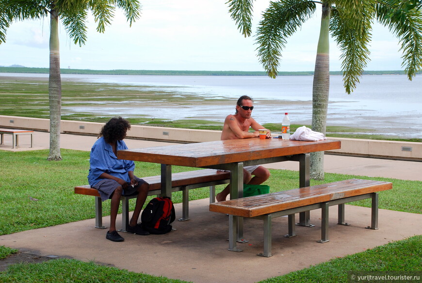 Такой стол объединяет аборигена и туриста