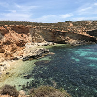 Остров Комино — «младший брат» Мальты и Гозо. Он находится в проливе между ними — к северу от Мальты и югу от Гозо. 