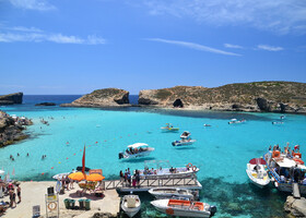 Голубая лагуна это одно из популярных мест отдыха туристов на Мальте. Если вы любите прозрачную воду, горячий песок и жаркое солнце, то это место придется вам по душе, но знайте, что таких любителей очень очень много.