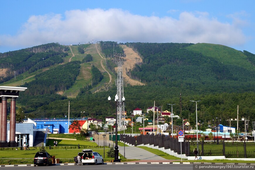 Вид на гору Большевик (Асахигаока), 601 м, с площади Победы