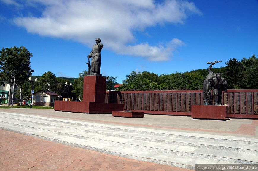 В левой части комплекса находятся две скульптурные композиции, вечный огонь и стена с именами погибших за освобождение Южного Сахалина и Курильских островов. Основная скульптура - фигура солдата высотой 5,2 м, выполненная в бронзе и обращенная в сторону Коммунистического проспекта. Постамент высотой 4,7 м. 