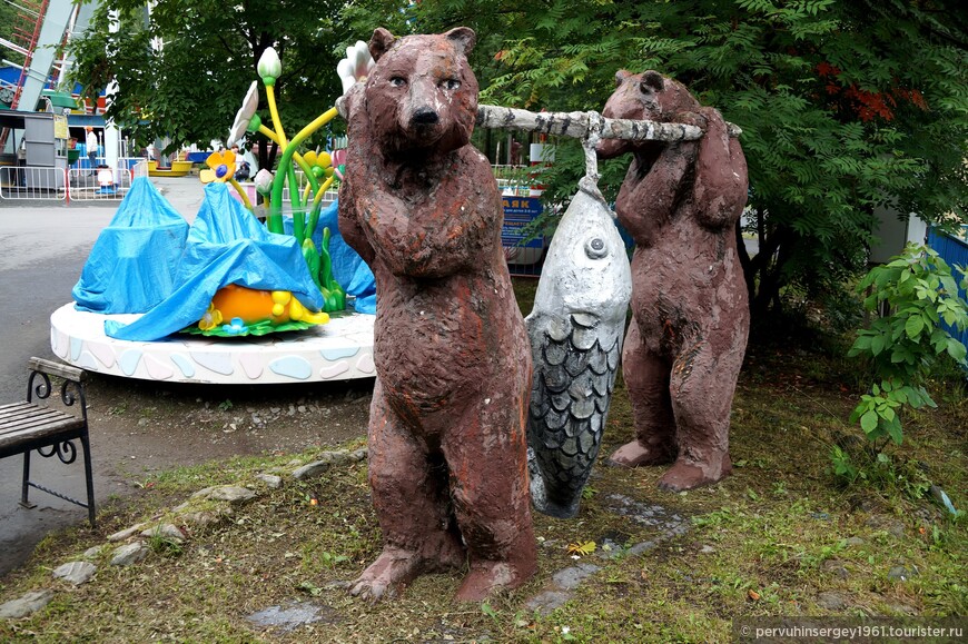 Медведи. Скульптурная композиция подаренная из Кореи в честь 100-летия парка