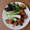 Тофу,сельдерей,морская капуста,маринованные стручки бобов - все на одной тарелке. В Тайбэе.
