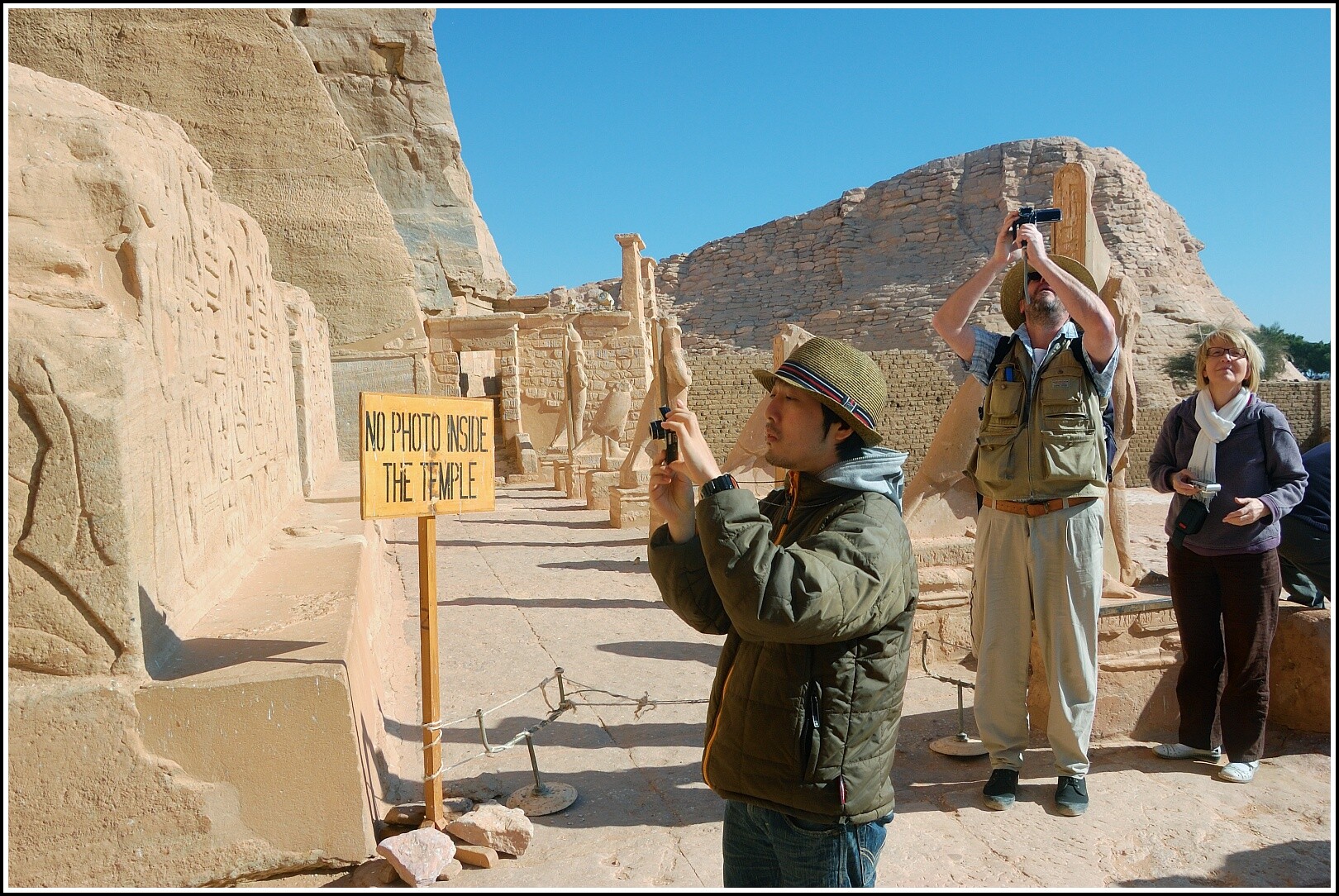 Новости египта для туристов на сегодня. Асуан пустыня туристы. Территория туризма Египет. Турист в пустыне. Нефер тур Египет.