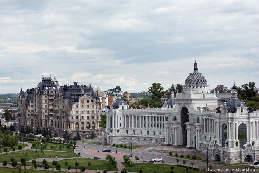 Вид на Дворец Земледельцев и Дворцовую площадь с кремлевского холма
