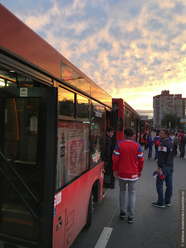 По окончании матча бесплатные автобусы развозили болельщиков в разные районы города.