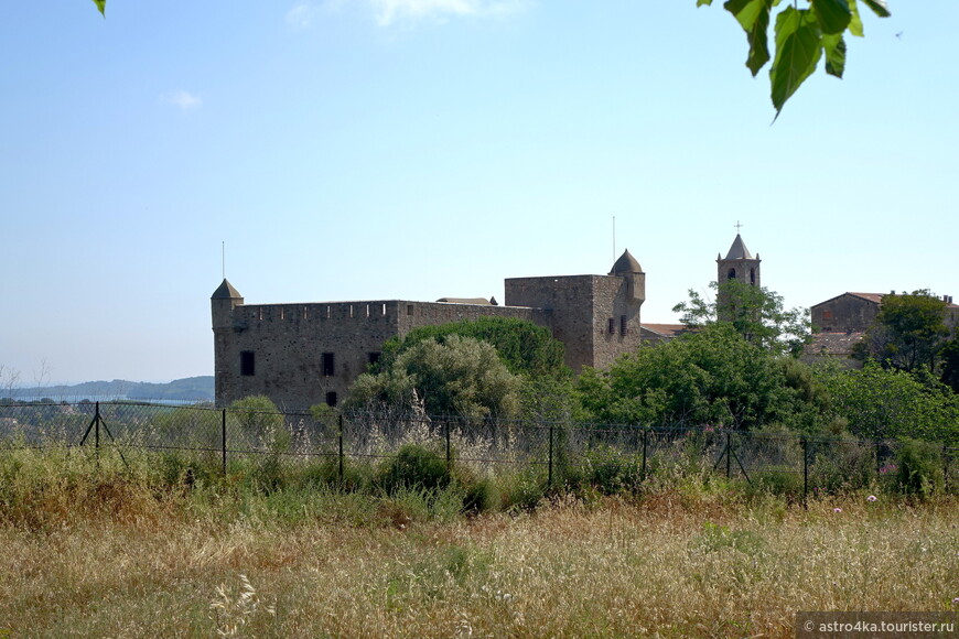 Вид на форт и церковь с некрополя