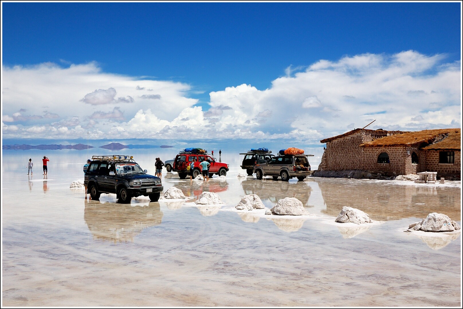 Озеро в боливии. Солончак Уюни Боливия. Озеро солончак Уюни. Озеро Уюни в Боливии. Солончак в Боливии.