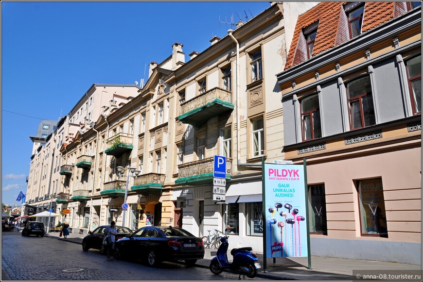 Дому №14 требуется ремонт, все балконы подвязаны сеткой, чтобы не сыпались на головы прохожих. В этом доме в 1914-1915 года была редакция газеты «Наша Нива» и жил её редактор - белорусский поэт Янка Купала.