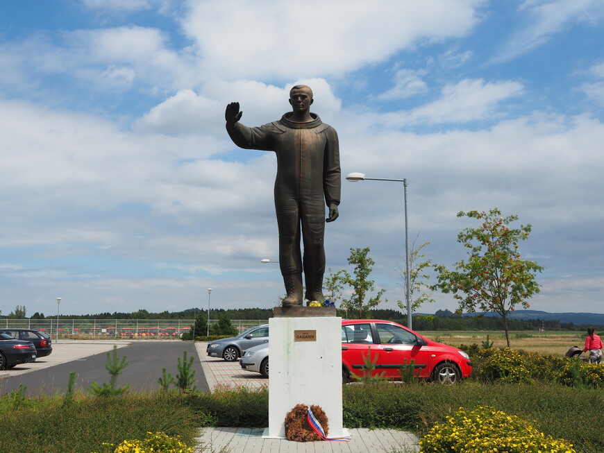 Приключения Юрия Гагарина — человека и памятника, в Карловых Варах