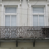 Сохранённая решётка балкона в городе