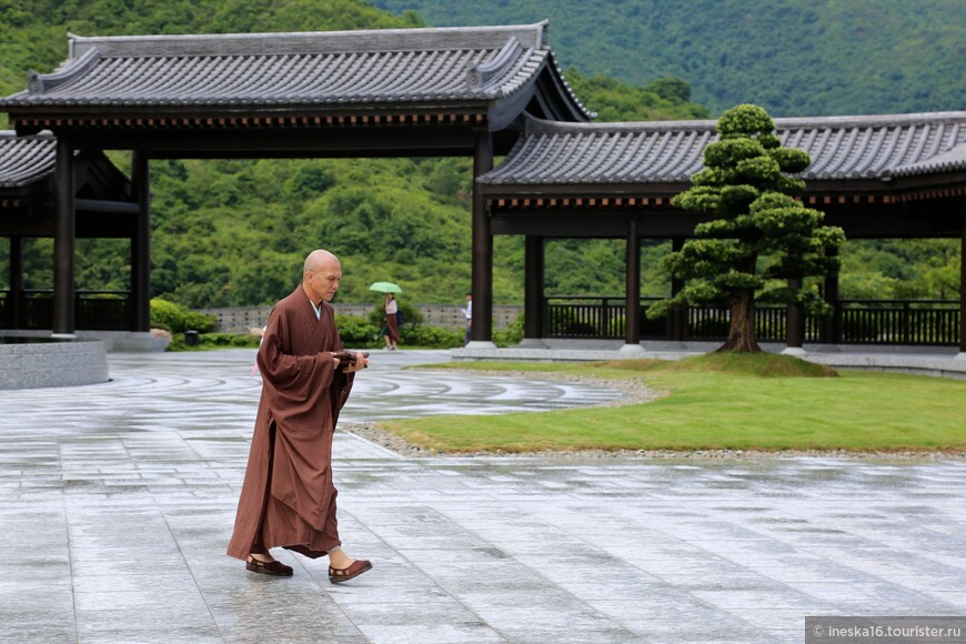 Буддийский Монастырь Tsz Shan