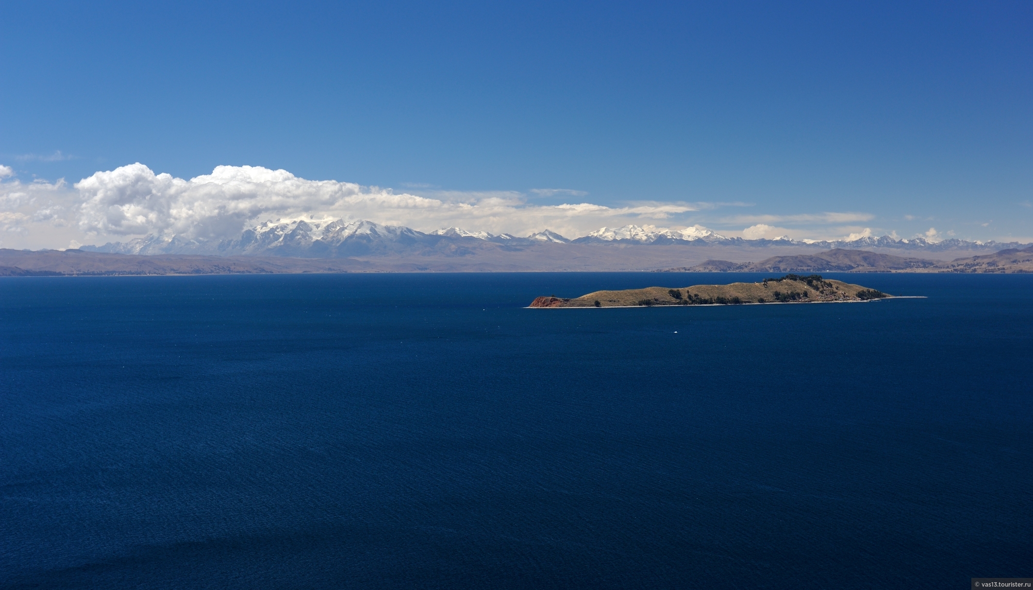 Озеро титикака в южной америке. Южная Америка озеро Титикака. Боливия озеро Титикака. Титикака самое высокогорное озеро. Озеро Титикака остров солнца.