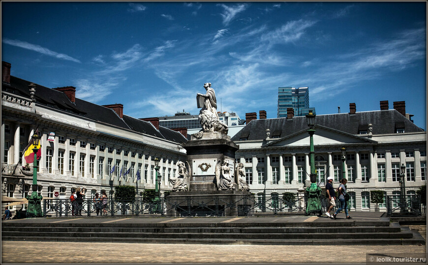 В зданиях, расположенных по периметру площади мученников, расположены учреждения кабинета Фламандского Парламента.