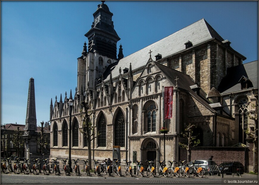 На площади Ля Шапель (place de la Chapelle) расположен Нотр Дам де ла Шапель(Notre Dame de la Chapelle) – один из старейших храмов Брюсселя. Первый камень в его основание был заложен в 1134 г. Тогда это была скромная часовня, построенная в романском стиле. А в 1210 г. храм стал приходской церковью. После пожара 1405 года здание храма было восстановлено уже в готическом стиле. 