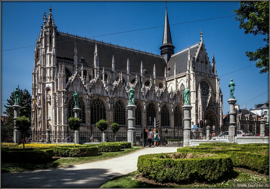 Церковь Нотр Дам дю Саблон (Eglise Notre Dame du Sablon) в 1304 году была построена на средства пяти военных гильдий и являлась часовней арбалетчиков. На площади Саблон, рядом с которой она построена, проходили стрельбы из арбалетов. В XV веке церковь активно перестраивается, но к своему нынешнему виду приближается лишь к 1550 году.