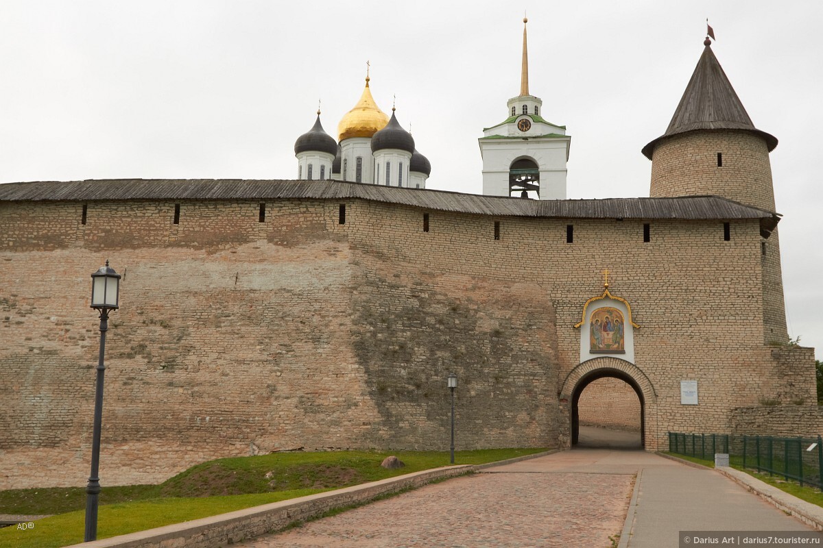 Интересные факты о пскове. Псковский Кремль Псков. Каменный Кремль в Пскове. Каменный Кремль в Пскове 14 век. Псковский Кремль территория.