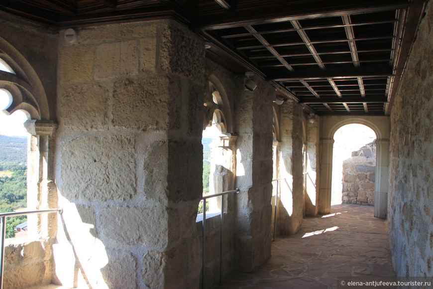 Брутальный и живой замок Мансанарес-эль-Реаль