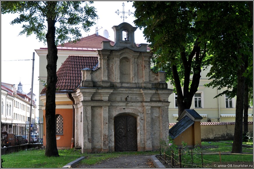 В 1708 году на кладбище при костёле Михал Сузин построил семейный мавзолей-часовню в стиле позднего барокко.