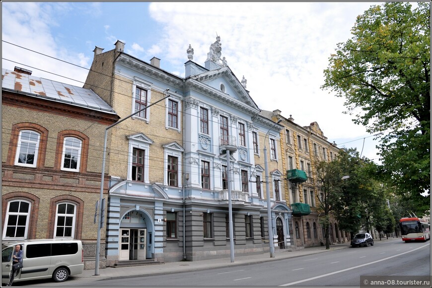 В этом здании в стиле историзма, построенном на рубеже XIXI-XX веков размещается Еврейский музей.