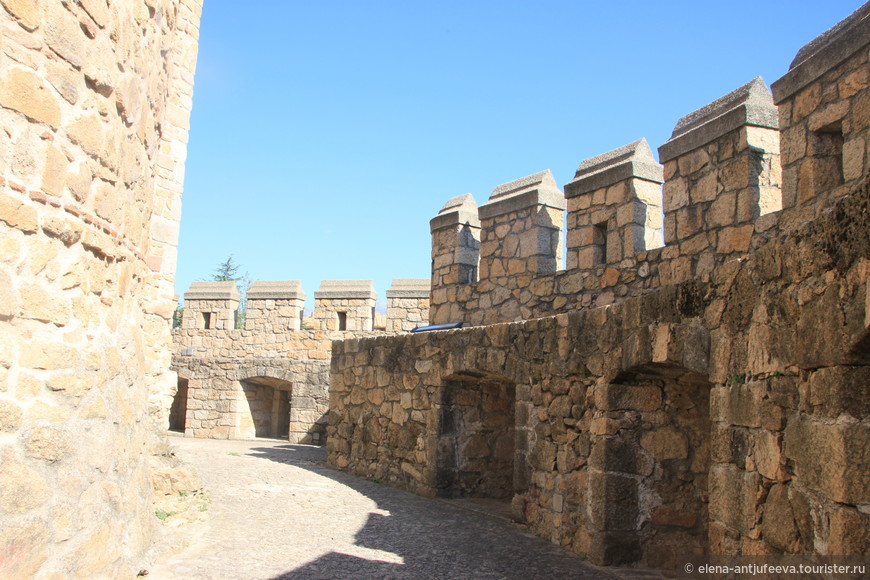 Брутальный и живой замок Мансанарес-эль-Реаль